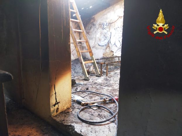 Incendio manda in fumo il tetto di una casa nel Lametino