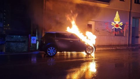 Auto in fiamme a Lamezia Terme