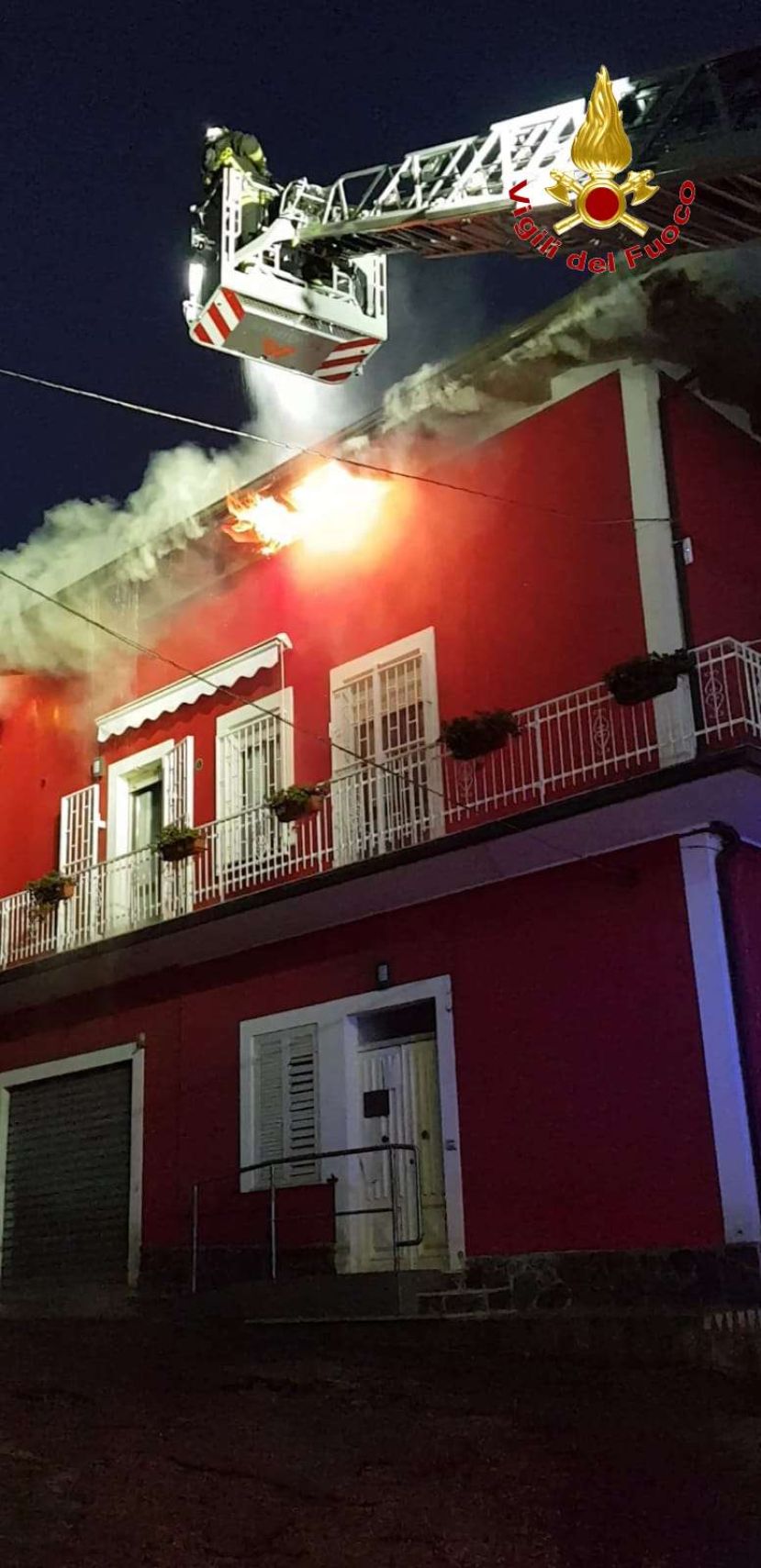 Casa e auto a fuoco nel Vibonese, intervengono i Vigili del fuoco