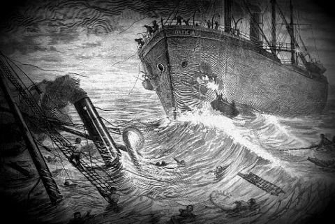 L'immagine è stata estratta dalla copertina della Domenica del Corriere e si riferisce al naufragio del piroscafo Sirio avvenuto nel 1906