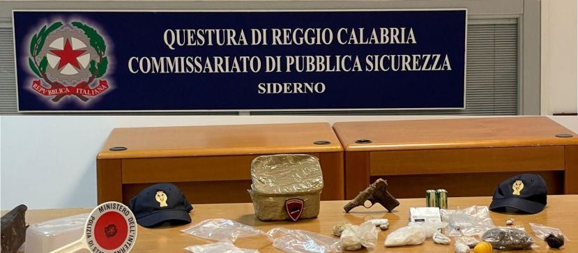 Pistola, droga e munizioni rinvenute in un terreno: indagano i carabinieri