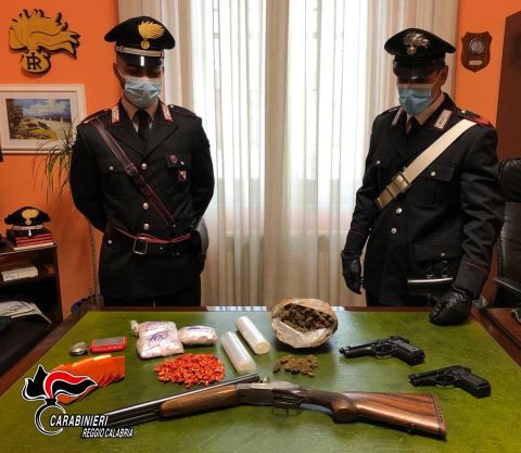 Blitz dei Carabinieri, rinvenute armi e droga