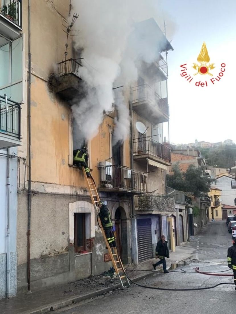 Incendio in abitazione, una persona tratta in salvo dai vigili del fuoco