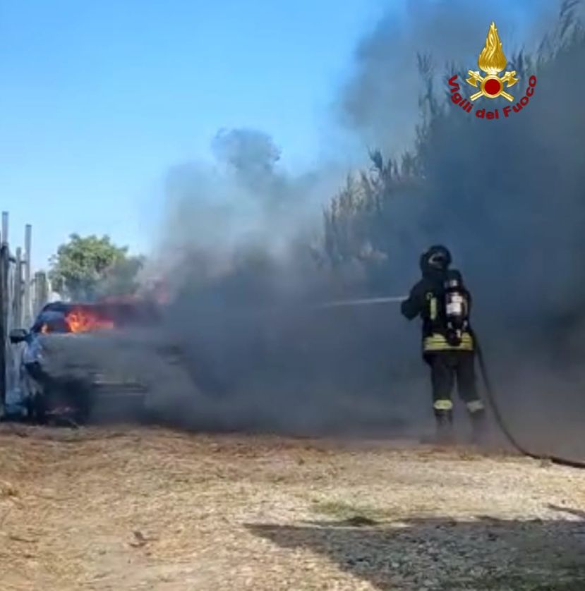 Bombola del gas esplode in roulotte mentre i vigili spengono incendio, tragedia sfiorata in Calabria