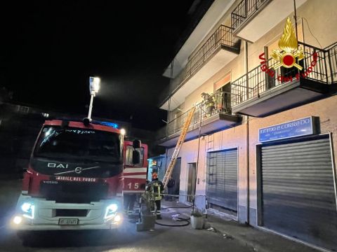 Incendio in un appartamento, pompiere fuori servizio salva 4 persone
