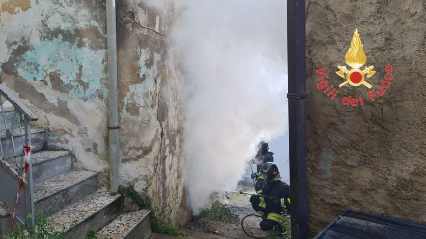 Curinga, incendio danneggia una casa nel centro storico