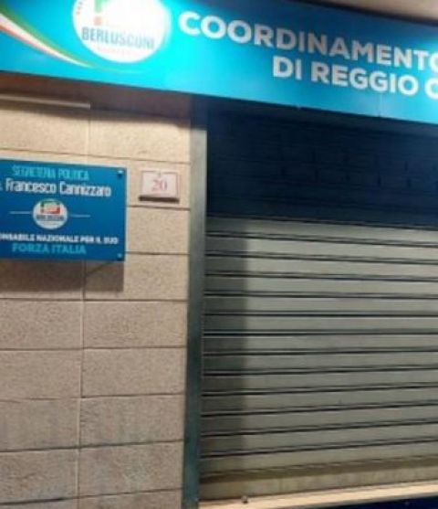 Colpi di pistola contro la segreteria del deputato di Forza Italia Francesco Cannizzaro