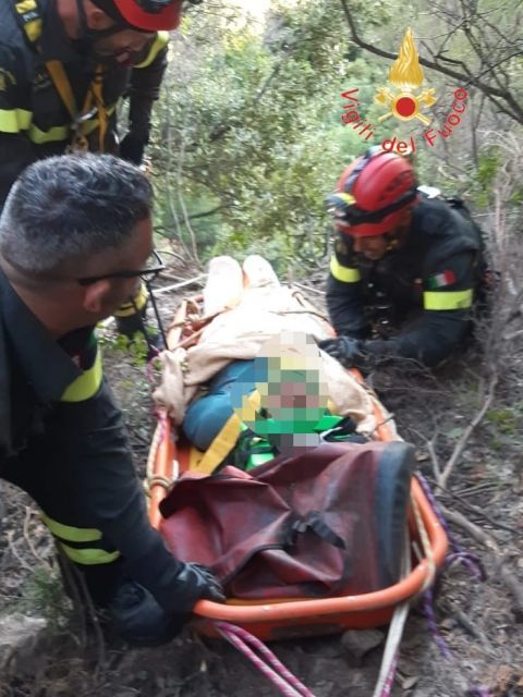 Auto precipita in un burrone, 70enne ferito a San Sostene