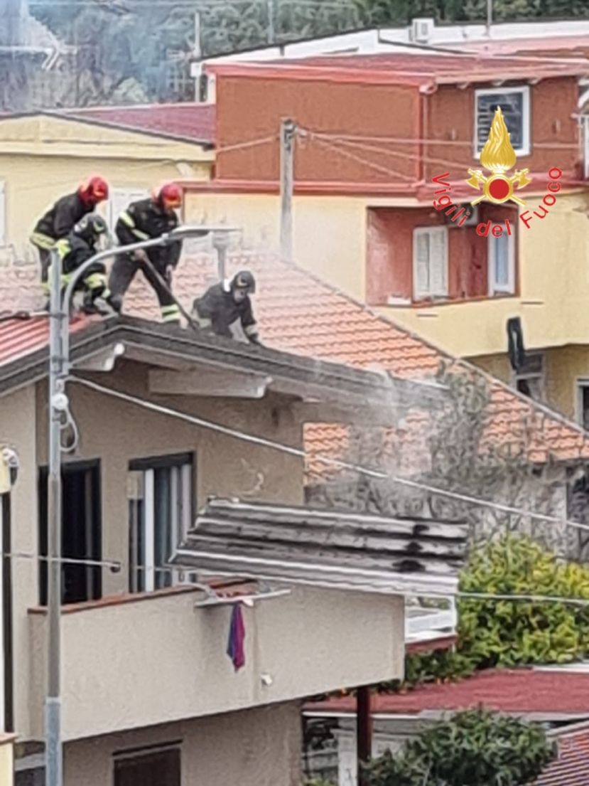 Canna fumaria va a fuoco, danni al tetto di un&#039;abitazione