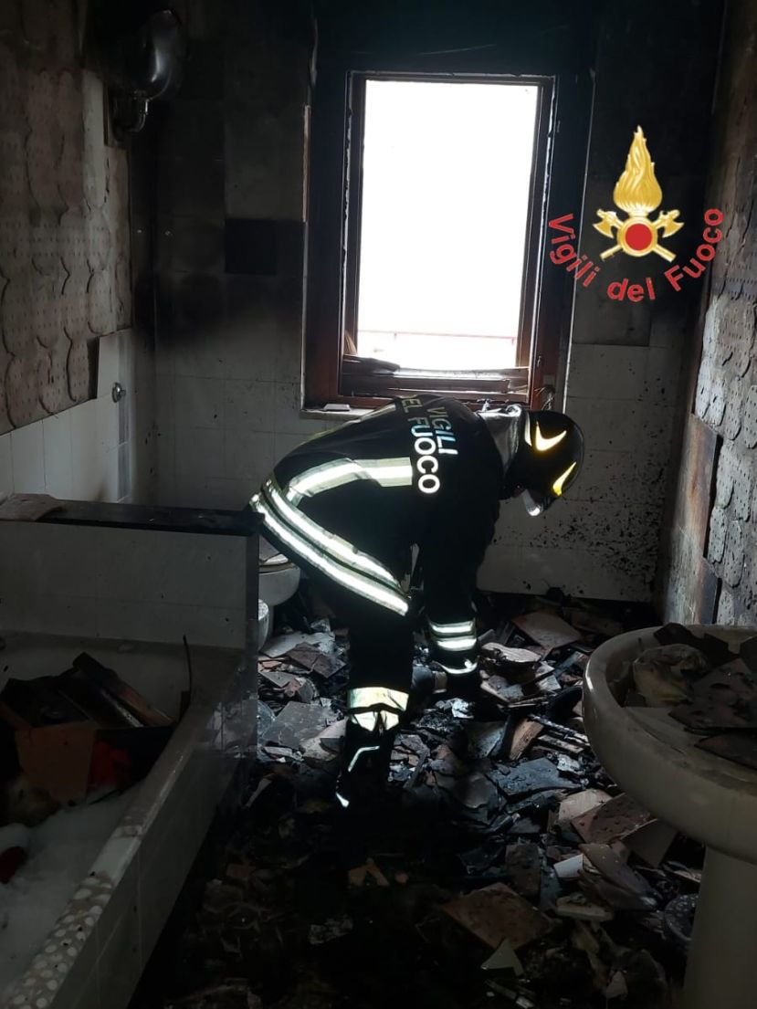Incendio in una casa, intervengono i vigili del fuoco