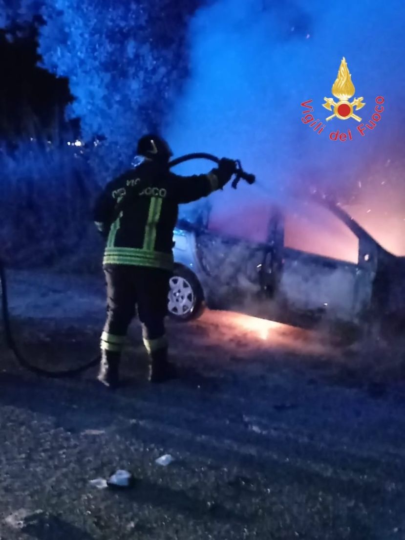 Auto in fiamme a Santa Caterina sullo Ionio, indagano i carabinieri