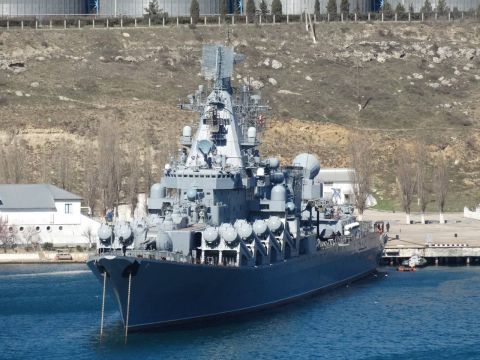 I russi muovono una nave di epoca zarista per far luce sulla fine del Moskva