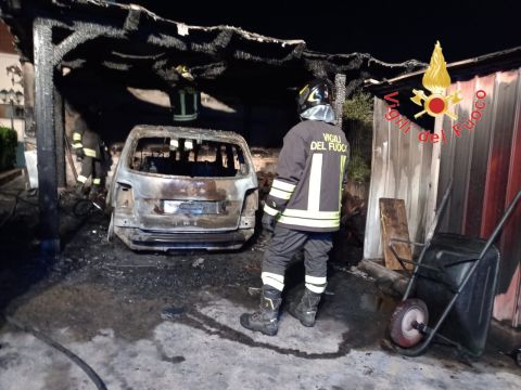 Auto distrutta da un incendio, indagini in corso