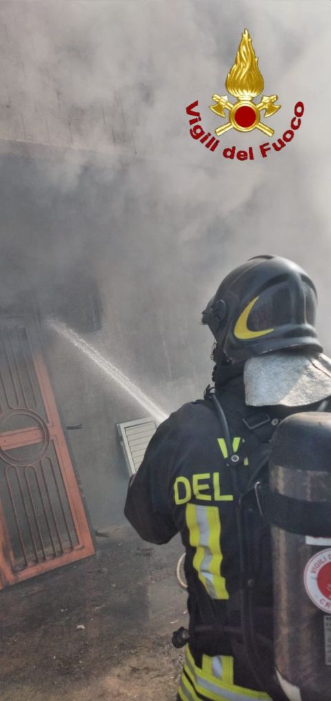 Incendio di macchia mediterranea danneggia auto e case