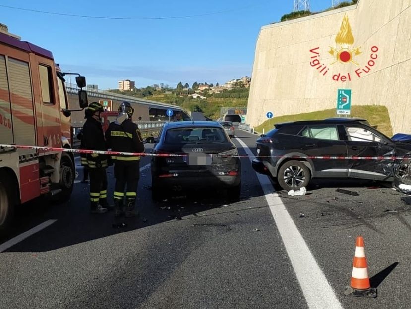 Auto si scontrano sul tratto calabrese dell’A2 del Mediterraneo, 4 feriti
