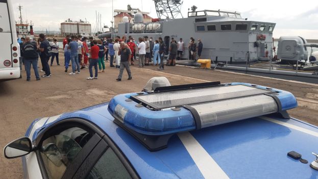 Imbarcazione carica d&#039;immigrati approdata in Calabria, fermati due presunti scafisti