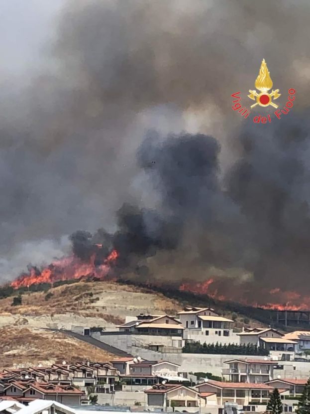 Incendio lambisce alcune abitazioni a Catanzaro