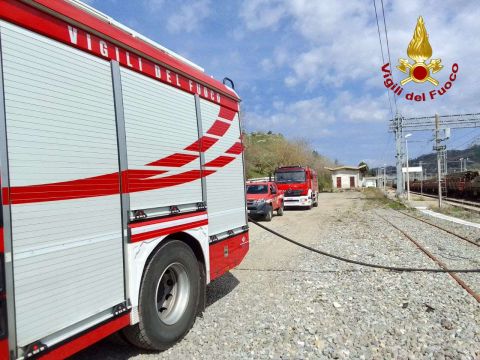 Incendio in un vagone merci in transito nel Vibonese, intervengono i vigili del fuoco
