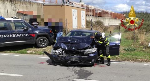 Impatto tra due auto, feriti i conducenti