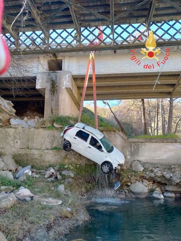 Auto precipita in un fiume, morto il conducente