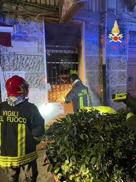 Incendio in una pizzeria, intervengono i vigili del fuoco