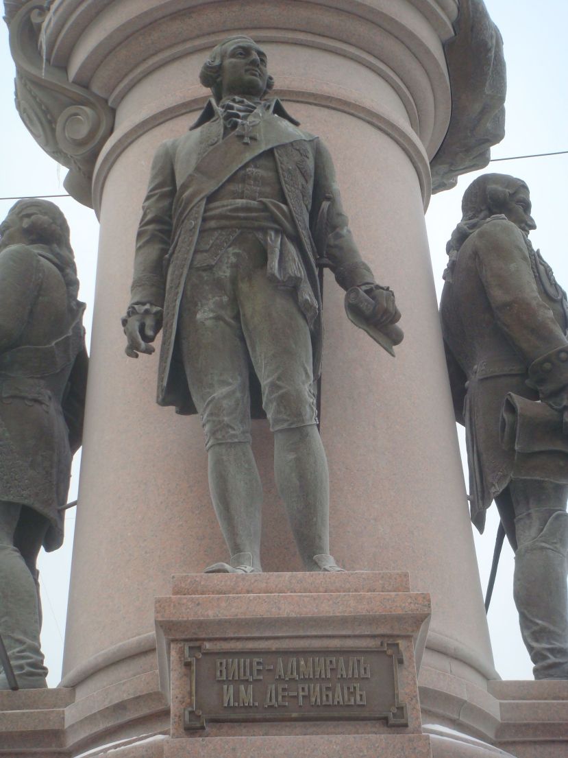 La statua di de Ribas sul monumento dedicato a Caterina II a Odessa