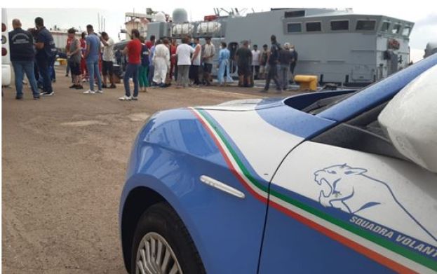 Sbarco di 487 immigrati in Calabria, egiziano arrestato per reingresso irregolare in Italia