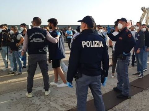 Sbarco d'immigrati in Calabria, fermati due scafisti