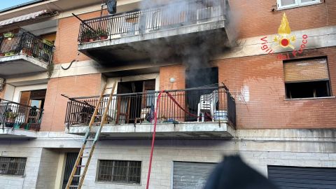Incendio in un appartamento, intervengono i vigili del fuoco