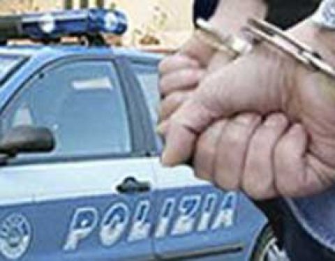 Scovato in un sottoscala, pericoloso latitante arrestato in Calabria