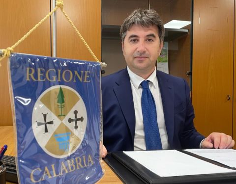 "Sterpaglie e rifiuti lungo le strade del turismo", Lo Schiavo: "Ecco la Calabria che nessuno dovrebbe vedere"
