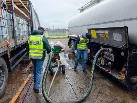 Operazione "Gasolio fantasma": sequestrati 28 mila litri di carburante di contrabbando, una cisterna, un autoarticolato e 40 mila euro