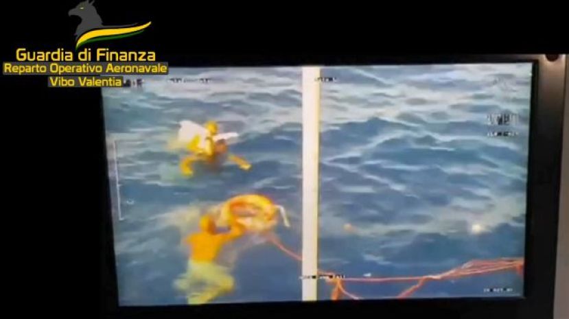 Peschereccio affonda nel Vibonese, salvati tre pescatori