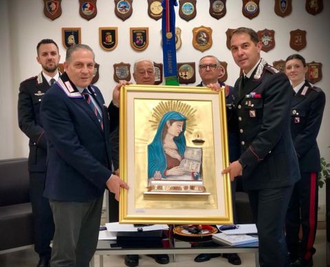 La "Virgo Fidelis" dell'artista serrese Nazzareno Vellone donata ai Carbinieri di Vibo