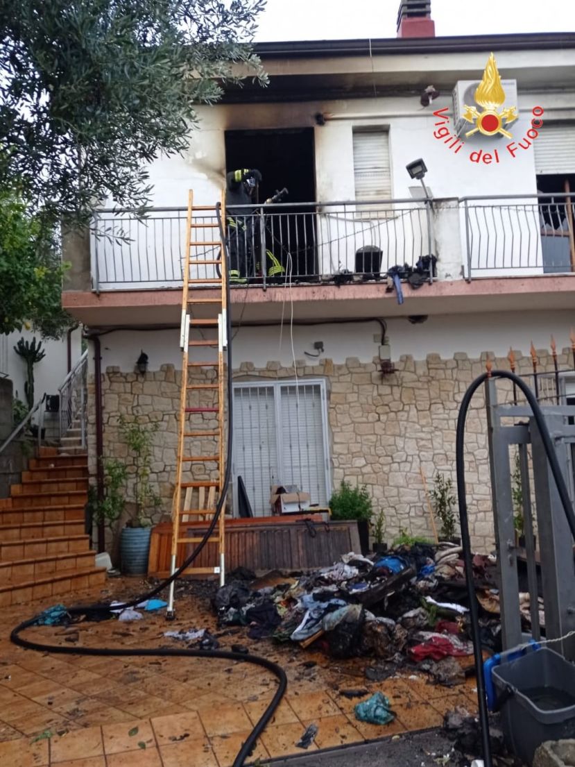 Incendio danneggia una casa a Caminia, nessun ferito