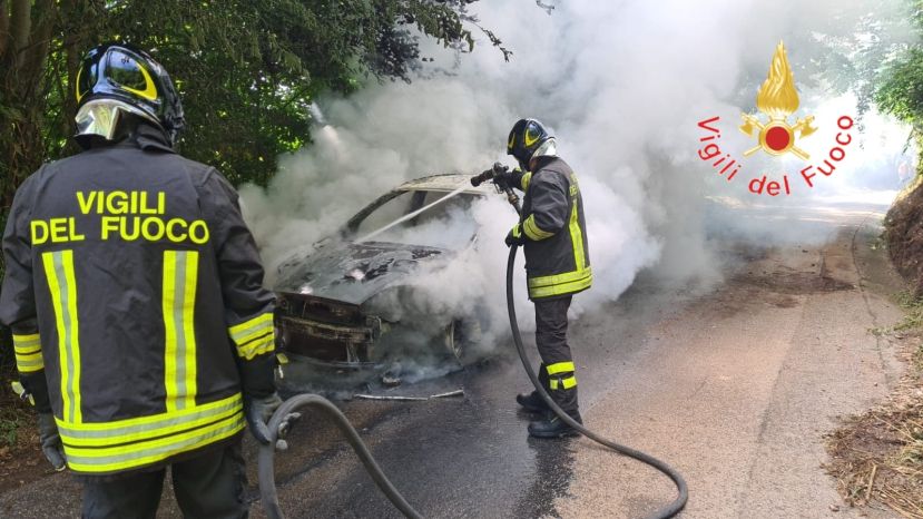 Auto prende fuoco mentre viaggia, illesi i passeggeri