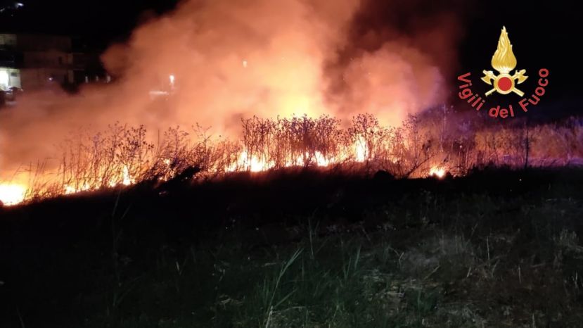 Incendi nel Catanzarese, le fiamme sfiorano alcune case