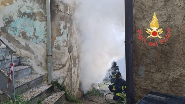 Curinga, incendio danneggia una casa nel centro storico