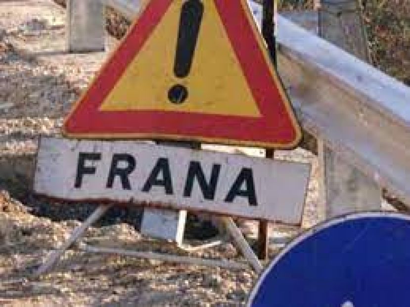 Frana sulla statale 18 “Tirrena Inferiore”, traffico deviato sull&#039;A2 “del Mediterraneo”