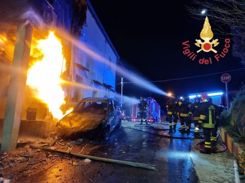 Auto incendiata nella notte, le fiamme raggiungono un contatore del gas: evacuata un'abitazione