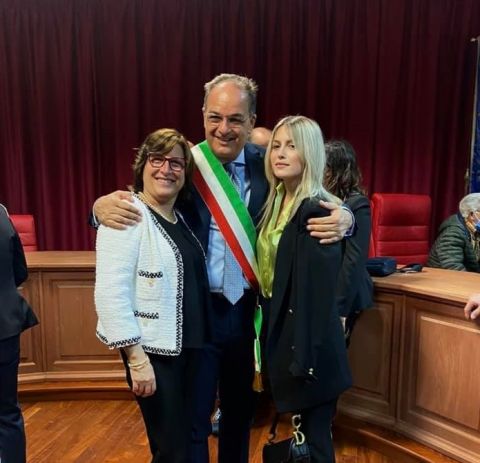 Il sindaco Domenico Donato festeggia la proclamazione con moglie e figlia