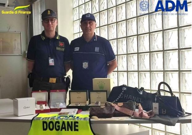 Borse e orologi di lusso contraffatti sequestrati all&#039;aeroporto di Lamezia Terme