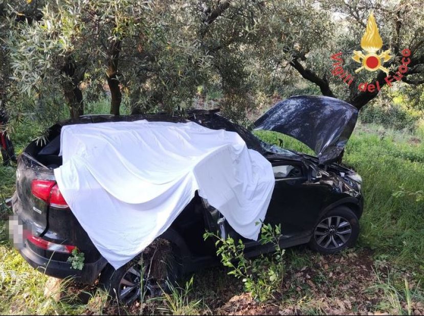 Auto finisce contro un albero, morto un 39enne