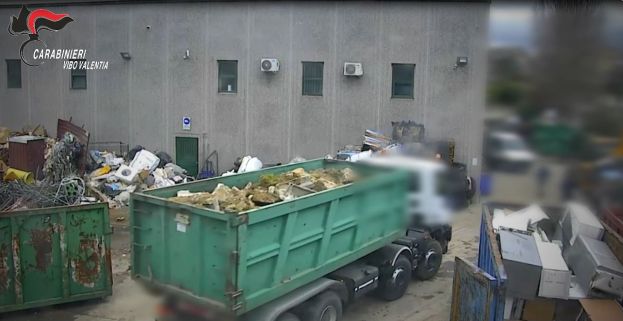 Smaltimento illecito di rifiuti, 16 indagati a Vibo Valentia