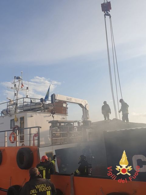 Esplosione in un’imbarcazione nel porto di Crotone: tre morti e un ferito grave