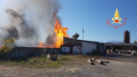 Incendio provoca ingenti danni in una falegnameria