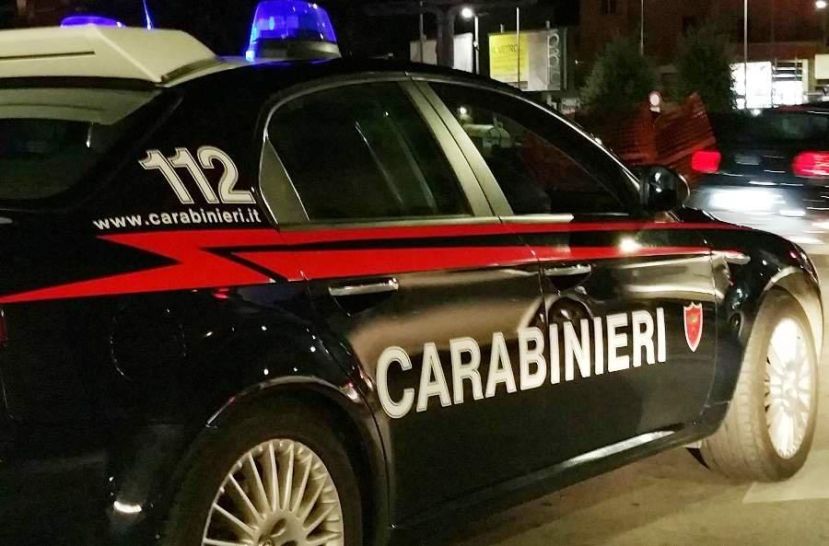 Prima scappa da un posto di controllo con un’auto rubata, poi picchia i carabinieri: arrestato