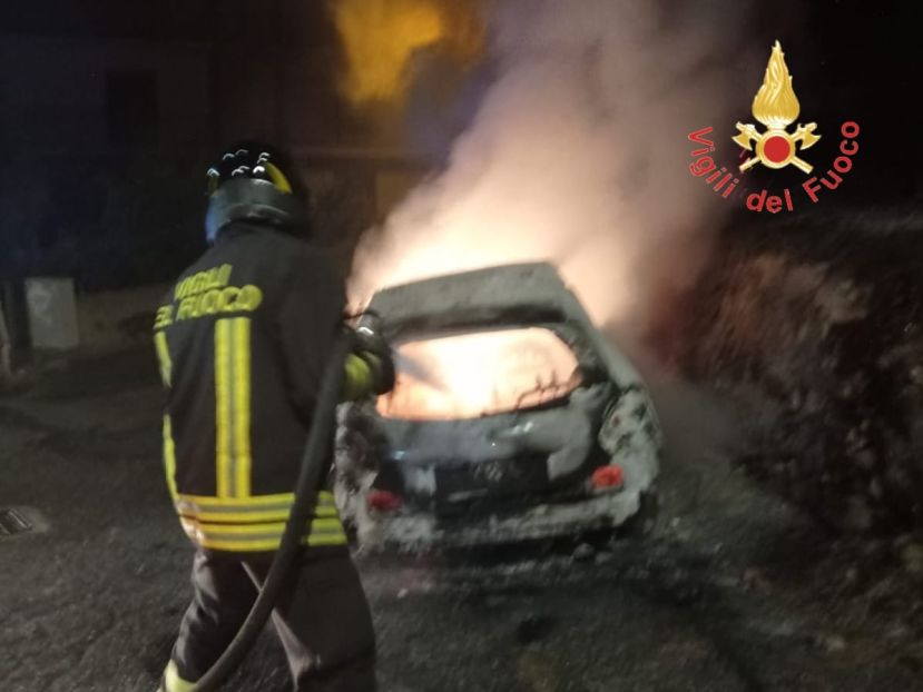 Auto in fiamme nella notte, indagano i carabinieri