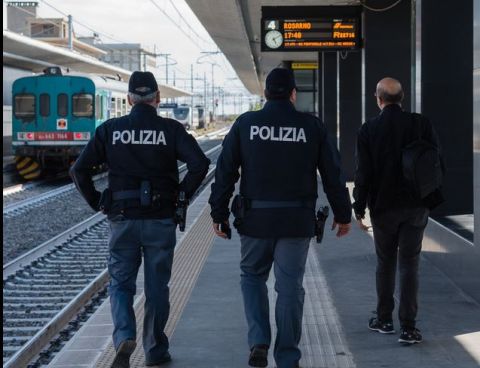 Ricercato in Spagna per violenza sessuale su minori, viene arrestato su un treno in Calabria