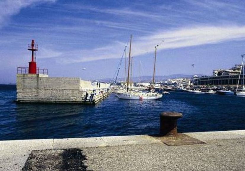 Auto finisce in mare nel porto di Reggio Calabria, salvo un 62enne